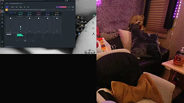 Snapshot of IndiaBlaze chatting on 10.18.25 IndiaBlaze online show from 10.18.25