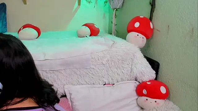 Snapshot of MiaaRose chatting on 11.26.25 MiaaRose online show from 11.26.25