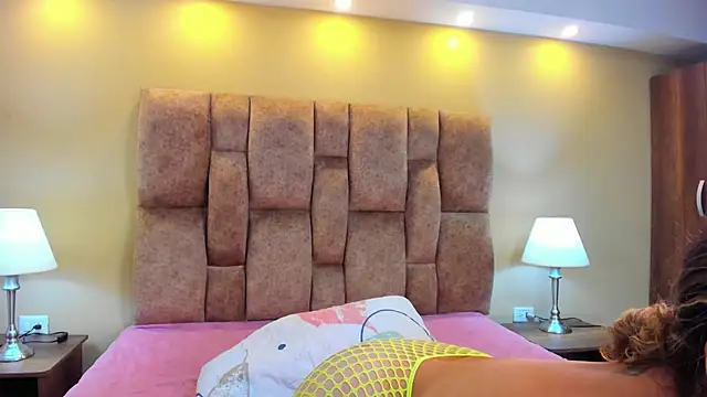 Snapshot of MiiaHot chatting on 12.01.25 MiiaHot online show from 12.01.25