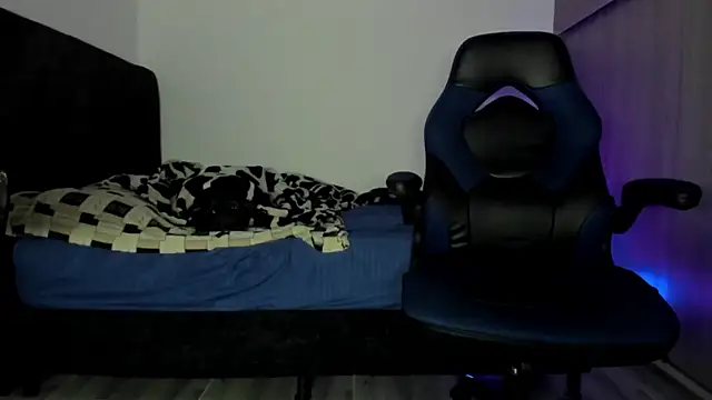 Snapshot of male_pussy chatting on 10.28.25 male pussy online show from 10.28.25