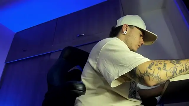 Snapshot of male_pussy chatting on 11.03.25 male pussy online show from 11.03.25