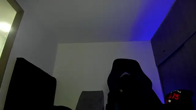 Snapshot of male_pussy chatting on 11.06.25 male pussy online show from 11.06.25