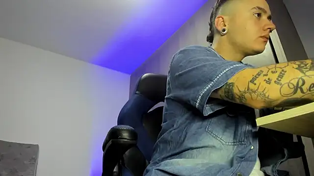 Snapshot of male_pussy chatting on 11.07.25 male pussy online show from 11.07.25