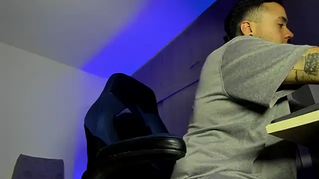 Snapshot of male_pussy chatting on 11.25.25 male pussy online show from 11.25.25