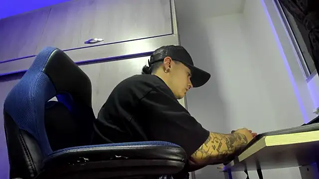 Snapshot of male_pussy chatting on 12.18.25 male pussy online show from 12.18.25