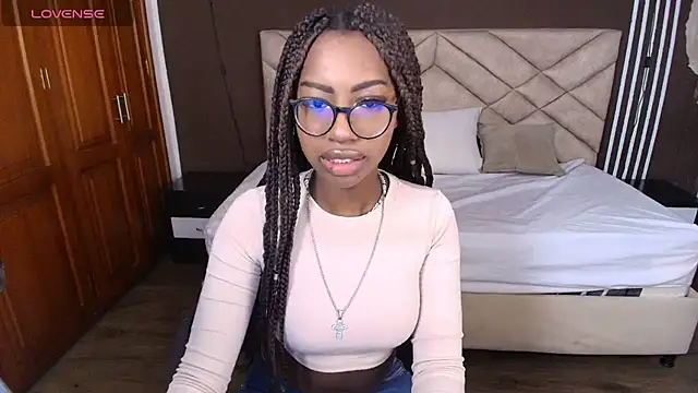 Snapshot of Raquel_jones chatting on 12.16.25 Raquel jones online show from 12.16.25