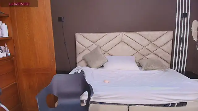 Snapshot of Raquel_jones chatting on 12.21.25 Raquel jones online show from 12.21.25