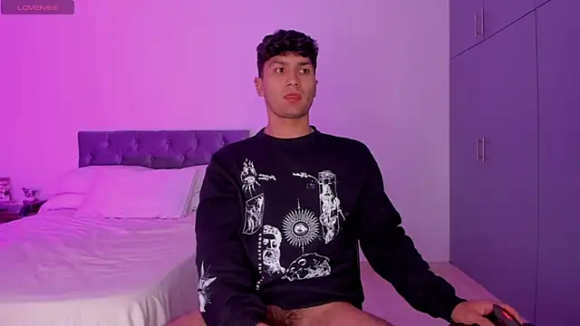 Snapshot of Valerio_James7 chatting on 02.11.25 Valerio James7 online show from 02.11.25