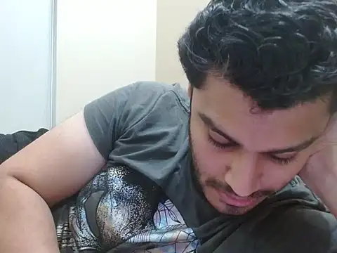 Snapshot of robintoit chatting on 11.30.25 robintoit online show from 11.30.25