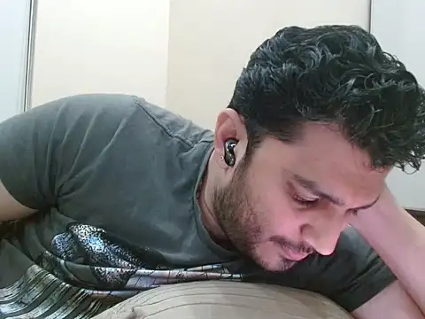 Snapshot of robintoit chatting on 11.30.25 robintoit online show from 11.30.25