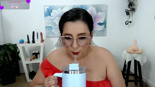 Snapshot of mom_hot__ chatting on 02.10.25 mom hot online show from 02.10.25