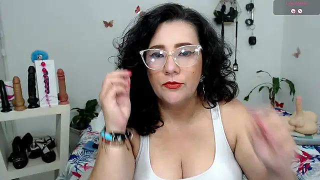 Snapshot of mom_hot__ chatting on 10.03.25 mom hot online show from 10.03.25