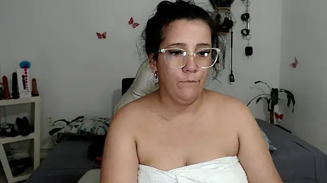 Snapshot of mom_hot__ chatting on 10.08.25 mom hot online show from 10.08.25