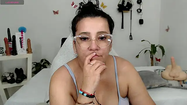 Snapshot of mom_hot__ chatting on 10.21.25 mom hot online show from 10.21.25