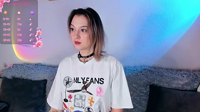 Snapshot of CrystalRey chatting on 10.09.25 CrystalRey online show from 10.09.25