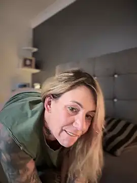 Snapshot of blondebitch2 chatting on 01.27.25 blondebitch2 online show from 01.27.25