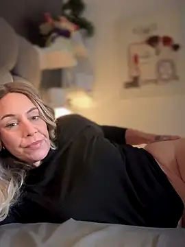 Snapshot of blondebitch2 chatting on 11.11.25 blondebitch2 online show from 11.11.25