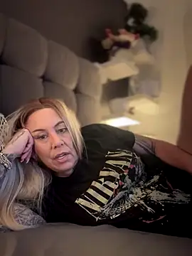 Snapshot of blondebitch2 chatting on 11.14.25 blondebitch2 online show from 11.14.25