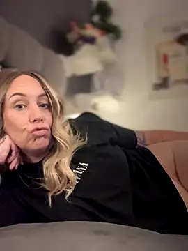 Snapshot of blondebitch2 chatting on 11.15.25 blondebitch2 online show from 11.15.25