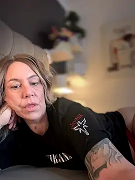 Snapshot of blondebitch2 chatting on 11.16.25 blondebitch2 online show from 11.16.25