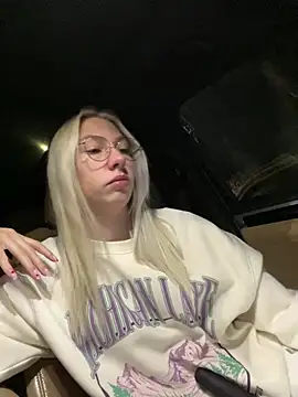 LuisaBecker online show from 03.17.25