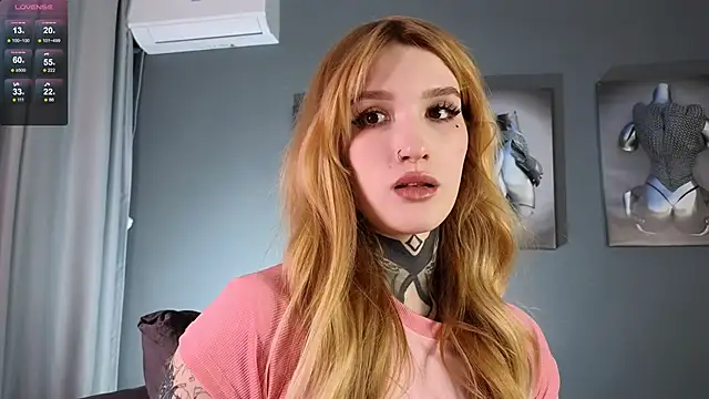 Snapshot of SophieInkk chatting on 02.28.25 SophieInkk online show from 02.28.25