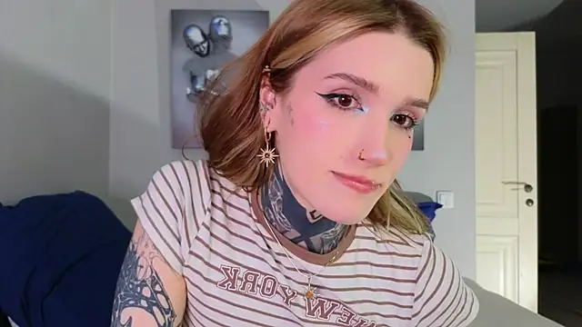 Snapshot of SophieInkk chatting on 10.02.25 SophieInkk online show from 10.02.25