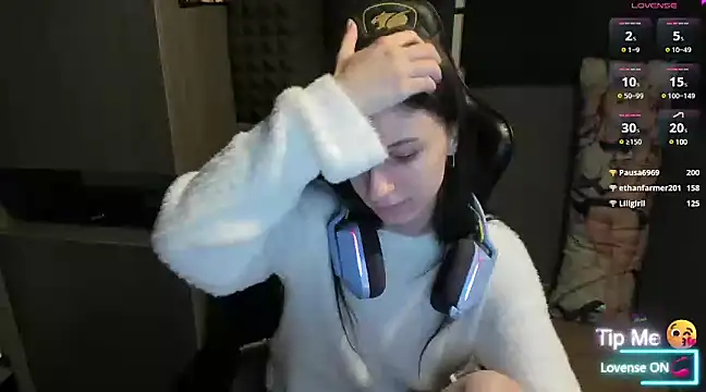 Snapshot of _Nika_Kik chatting on 01.25.25 Nika Kik online show from 01.25.25