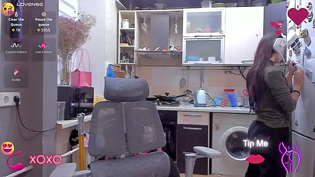 Snapshot of _Nika_Kik chatting on 10.02.25 Nika Kik online show from 10.02.25