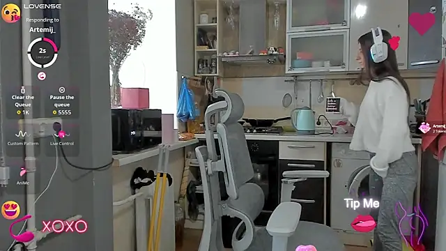 Snapshot of _Nika_Kik chatting on 10.08.25 Nika Kik online show from 10.08.25