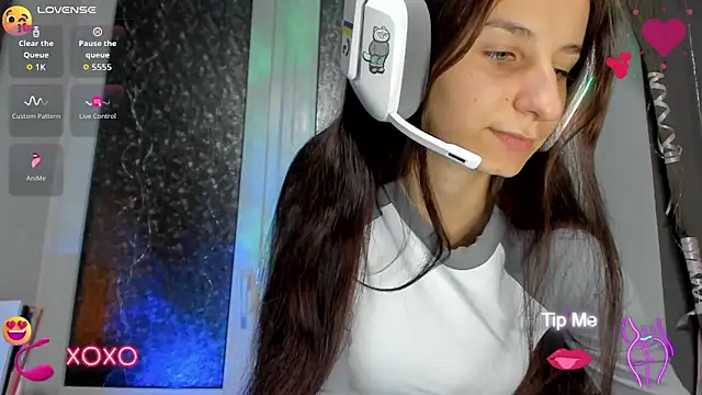 Snapshot of _Nika_Kik chatting on 10.19.25 Nika Kik online show from 10.19.25