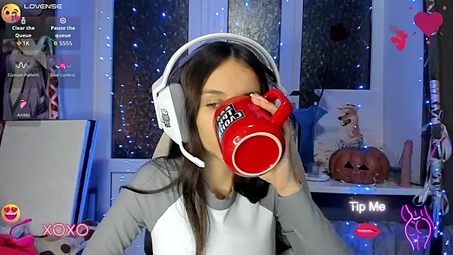 Snapshot of _Nika_Kik chatting on 10.29.25 Nika Kik online show from 10.29.25