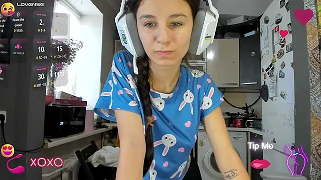 Snapshot of _Nika_Kik chatting on 10.31.25 Nika Kik online show from 10.31.25