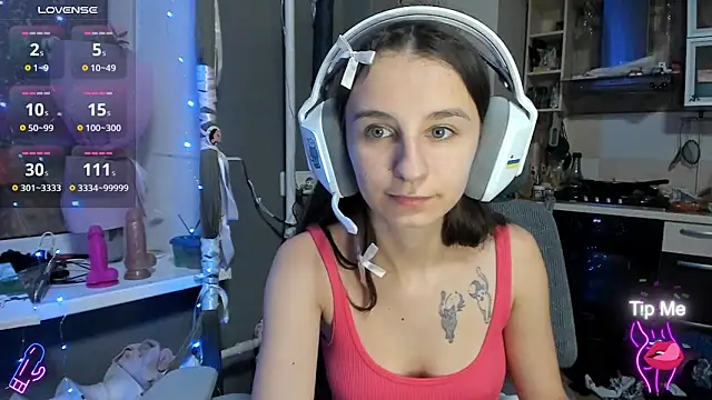 Snapshot of _Nika_Kik chatting on 11.28.25 Nika Kik online show from 11.28.25