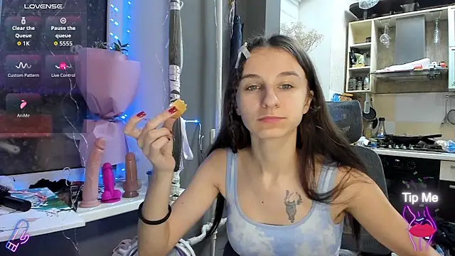 Snapshot of _Nika_Kik chatting on 11.28.25 Nika Kik online show from 11.28.25