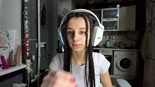 Snapshot of _Nika_Kik chatting on 12.14.25 Nika Kik online show from 12.14.25