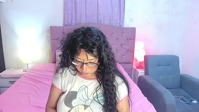 Snapshot of Latinabombsheell chatting on 06.11.26 Latinabombsheell online show from 06.11.26