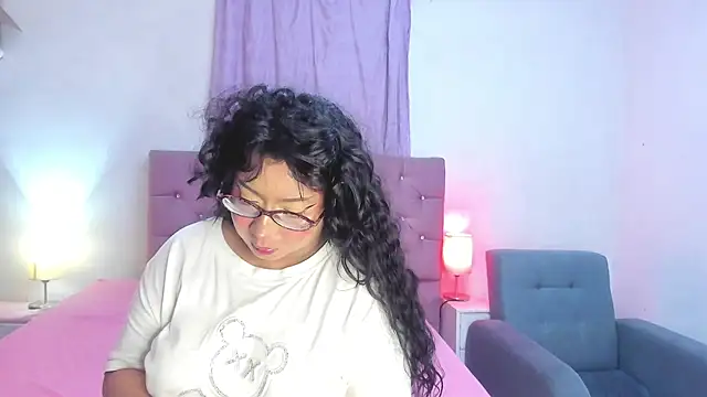 Snapshot of Latinabombsheell chatting on 06.12.26 Latinabombsheell online show from 06.12.26