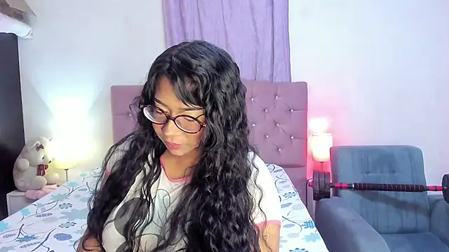 Snapshot of Latinabombsheell chatting on 06.29.26 Latinabombsheell online show from 06.29.26