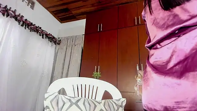 Snapshot of loreth_J chatting on 12.21.24 loreth J online show from 12.21.24