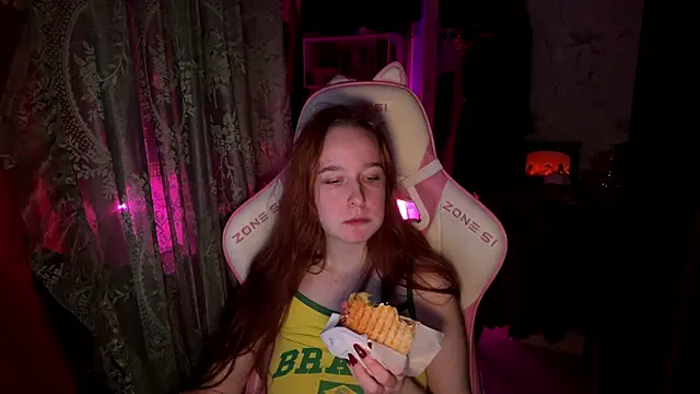 Snapshot of pearl_princess_ chatting on 12.18.25 pearl princess online show from 12.18.25