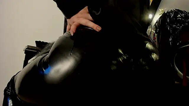 Snapshot of almma_shy chatting on 02.12.25 almma shy online show from 02.12.25