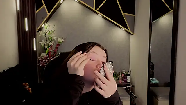 Snapshot of almma_shy chatting on 09.10.25 almma shy online show from 09.10.25