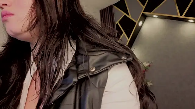 Snapshot of almma_shy chatting on 09.12.25 almma shy online show from 09.12.25