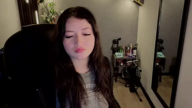 Snapshot of almma_shy chatting on 09.13.25 almma shy online show from 09.13.25