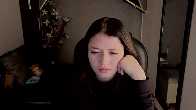 Snapshot of almma_shy chatting on 09.15.25 almma shy online show from 09.15.25