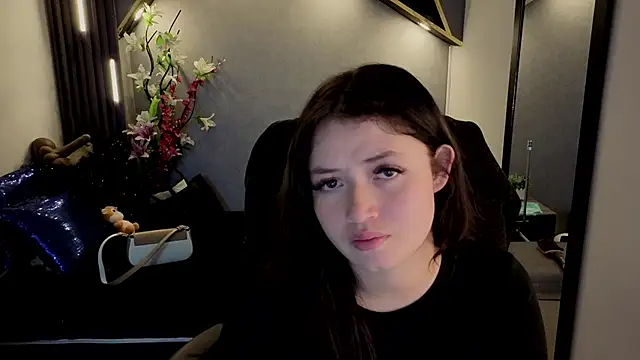 Snapshot of almma_shy chatting on 09.23.25 almma shy online show from 09.23.25