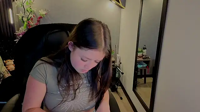 Snapshot of almma_shy chatting on 10.04.25 almma shy online show from 10.04.25