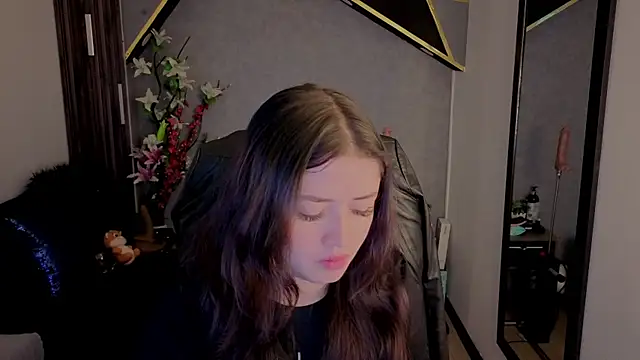 Snapshot of almma_shy chatting on 10.07.25 almma shy online show from 10.07.25