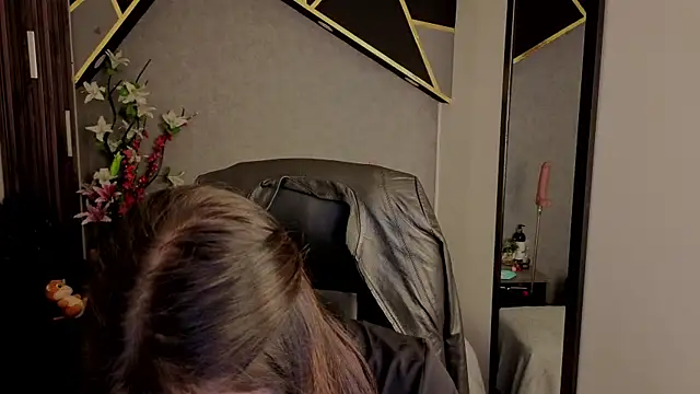 Snapshot of almma_shy chatting on 10.09.25 almma shy online show from 10.09.25